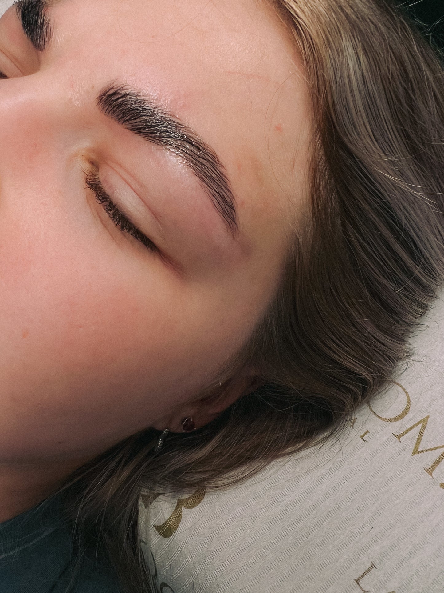 Augenbrauen-zupfen und färben